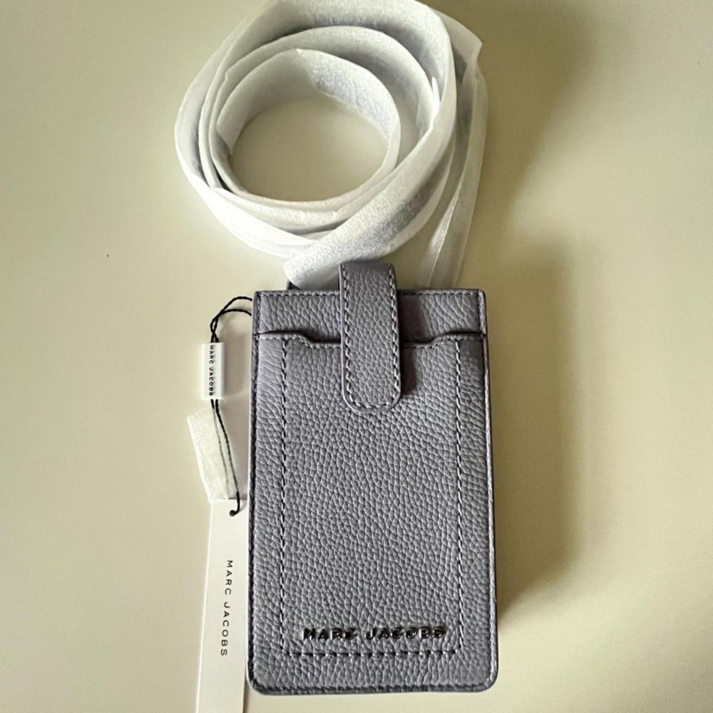 (NEW) MARC JACOBS The Groove Leather Crossbody Phone Case